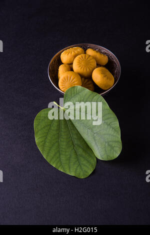 Carte de souhaits disant heureux vijayadashmi ou happy dussehra festival de dussehra, indien, montrant la feuille de l'apta ou Bauhinia racemosa Banque D'Images