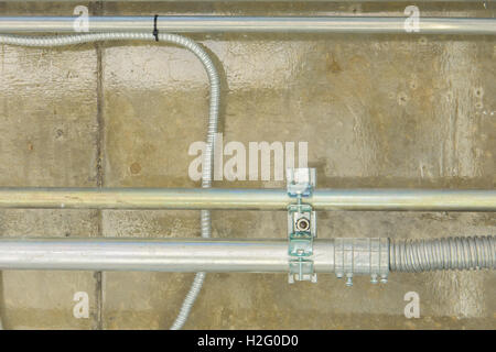Les tuyaux métalliques du système de distribution électrique de l'installation. Banque D'Images
