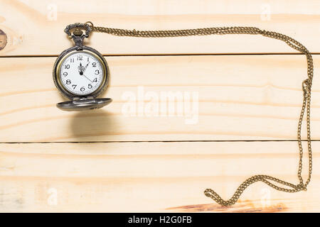 Haut Afficher horloge ancienne placé sur un plancher en bois. Banque D'Images