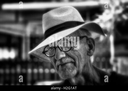 Portrait noir et blanc. Homme senior portant un chapeau Panama. Photographie en noir et blanc Banque D'Images