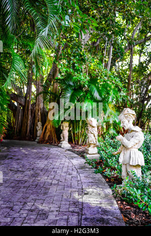 Ligne de statues la brique chemin à travers un arbre Banyan grove au motif de la Ringling Museum of Art de Sarasota, FL Banque D'Images
