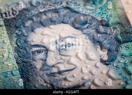 Une photo détaillée du nouveau polymère imperméable UK 5 Pound Note montrant sa résistance à l'eau Banque D'Images