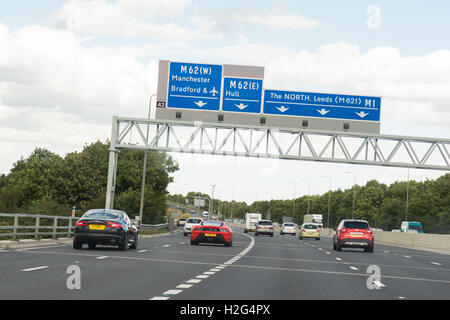 Panneaux d'autoroute britannique sur les bras - la sortie 42 de la M1 en direction du nord Banque D'Images