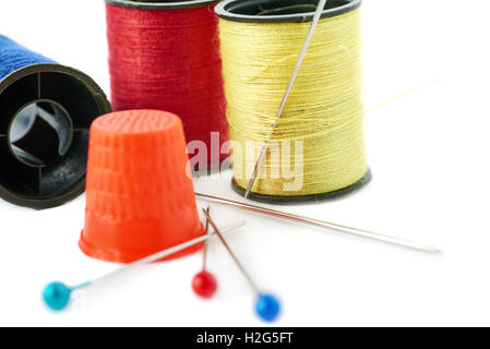 Bobines de fils isolés sur le fond blanc Banque D'Images