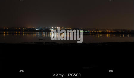 Rivière, Medway, architecture, beaux, mixte, couleurs, lumineux, réflexions, sur le calage de l'eau, la nuit, le fort Napoléon, Banque D'Images