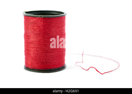 Bobine de fil conducteur au cours de l'isolé sur fond blanc Banque D'Images