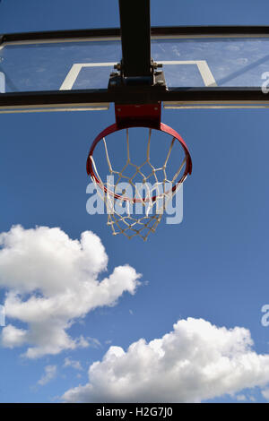 Stand avec un cerceau de basket-ball à l'extérieur contre le ciel bleu Banque D'Images