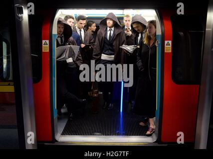 Usage ÉDITORIAL UNIQUEMENT, PAS DE MERCHANDISING. Les banlieusards de Londres découvrez leur âme de Star Wars identités sur un London Underground tube train, comme l'identité de la guerre des étoiles l'exposition s'ouvre à l'O2, Londres, le 18 novembre 2016. Banque D'Images