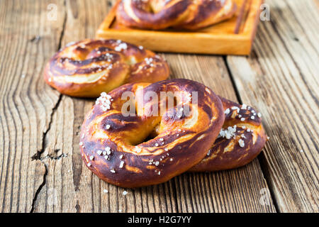 Bretzels, pain traditionnel allemand sur table en bois rustique avec de l'espace texte libre Banque D'Images