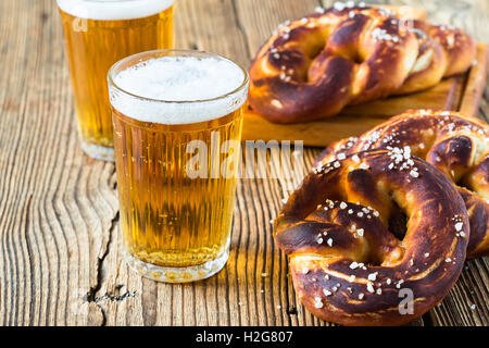 Prêt à boire une bière bien fraîche et bretzels bavarois. Aliments et boissons traditionnelles pour l'allemand Oktoberfest Banque D'Images