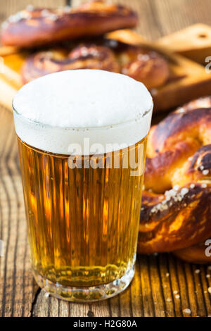 Prêt à boire une bière bien fraîche et bretzels bavarois. Aliments et boissons traditionnelles pour l'allemand Oktoberfest Banque D'Images