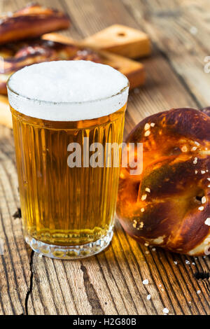 Prêt à boire une bière bien fraîche et bretzels bavarois. Aliments et boissons traditionnelles pour l'allemand Oktoberfest Banque D'Images