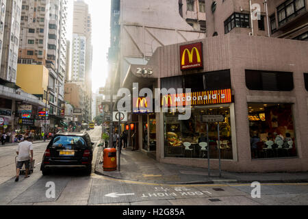 Un restaurant McDonald's sur Queens Road West près de Sai Ying Pun, Hong Kong Banque D'Images