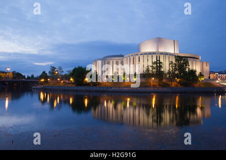 Opera Nova au soir dans la ville de Bydgoszcz en Pologne, rivière Brda, théâtre musical moderne, l'architecture contemporaine Banque D'Images