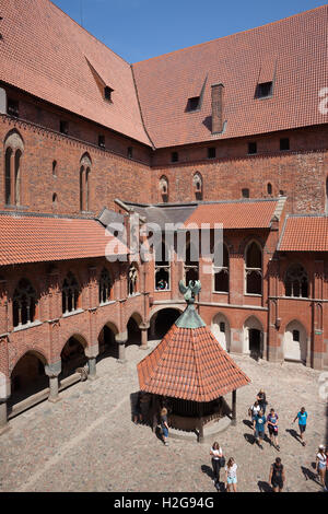 Château de Malbork, Pologne, la haute cour du château avec bien, Site du patrimoine mondial de l'UNESCO Banque D'Images