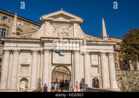 Zip wire trajet par le Saint Giacomo gate en Citta Alta (Ville Haute), Bergame, Bergamo province, Lombardie, Italie. Banque D'Images