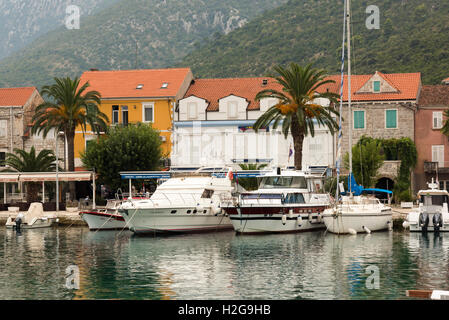 Les bateaux de plaisance et yachts amarrés dans le port de Trpanj Croatie Banque D'Images