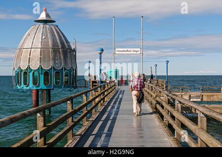 Télécabine de plongée sur la jetée à Zingst, sur la mer Baltique, presqu'île de Darss Mecklembourg-Poméranie-Occidentale, Allemagne. Banque D'Images