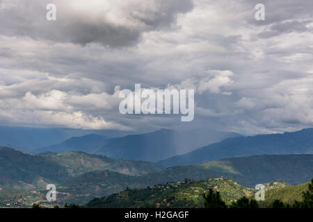 Les nuages qui se forment au cours de la mousson au Népal Dhulikhel Banque D'Images