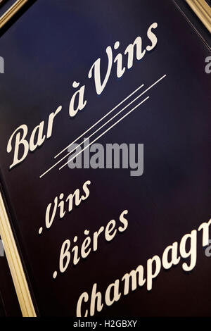 Signe d'un bar à vin français sur un panneau de bois. Banque D'Images