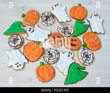 Drôle de délicieux biscuits de gingembre maison pour l'Halloween sur la table horizontale vue du dessus. Banque D'Images