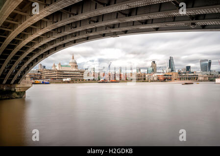 Vue de la ville de Londres du sous Blackfriars Bridge et la Tamise Banque D'Images