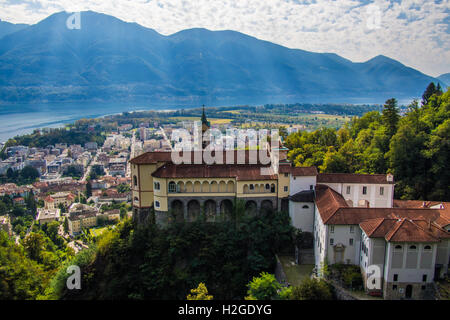 Madonna del Sasso, un sanctuaire et l'église de pèlerinage à Orselina (au-dessus de Locarno et le Lac Majeur, en Suisse. Banque D'Images