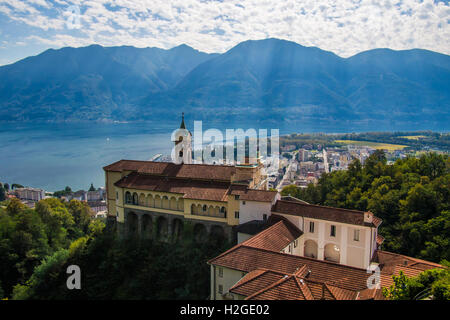 Madonna del Sasso, un sanctuaire et l'église de pèlerinage à Orselina (au-dessus de Locarno et le Lac Majeur, en Suisse. Banque D'Images