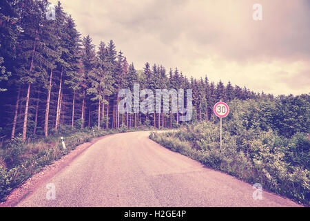 Tons rétro road avec signe de la limite de vitesse. Banque D'Images