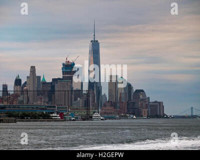 Lower Manhattan New York City skyline avec la tour de la liberté, One World Trade Center, au crépuscule vue grand angle de la Rivière Hudson Banque D'Images