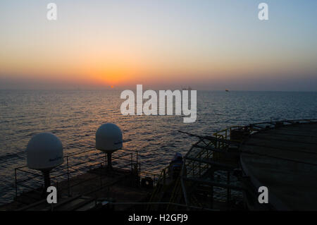 L'Azerbaïdjan. Mer Caspienne. Coucher du soleil vu de la DBA barge à un champ de pétrole dans la mer Caspienne. Banque D'Images