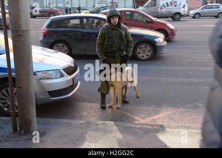 Agent de police avec le chien à la rue. Banque D'Images