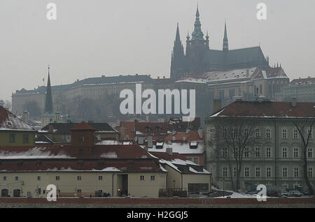 Horizon de Prague à la recherche de l'autre côté de la Vltava en direction de St Vitus Cathedral et Château de Prague. Banque D'Images