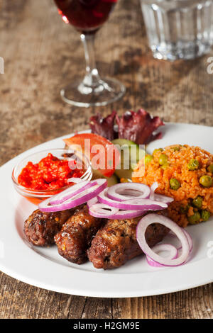 Cevapcici avec riz et salade Banque D'Images