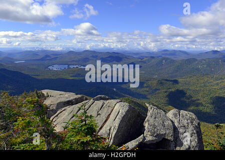 Vue sur les Alpes à partir de sommet d'un 46er avec de vastes forêts de nuages et nature sauvage dans les montagnes Adirondack, New York State Banque D'Images