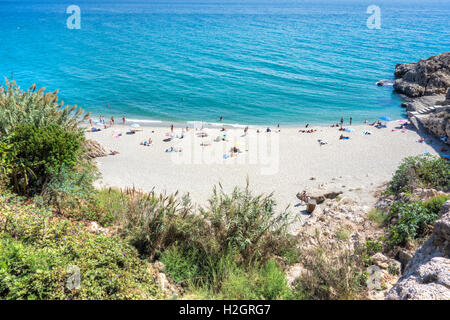 La petite plage appelée Playa Carabeillo Nerja sur la Costa del Sol Espagne Banque D'Images