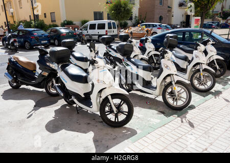 Des scooters garés et prêts à la location sur la Costa Del Sol en Espagne Banque D'Images