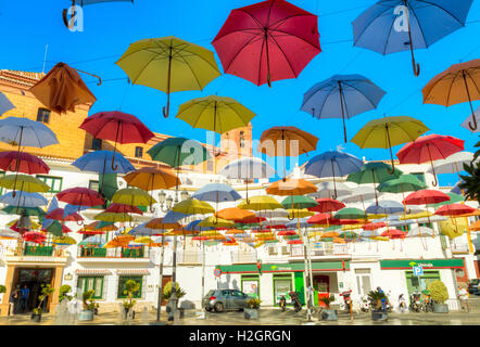 Beaucoup de parapluies suspendues au-dessus de la place du village de Torrox Pueblo de la Costa del Sol Espagne Banque D'Images