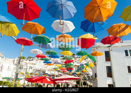 Beaucoup de parapluies suspendues au-dessus de la place du village de Torrox Pueblo de la Costa del Sol Espagne Banque D'Images