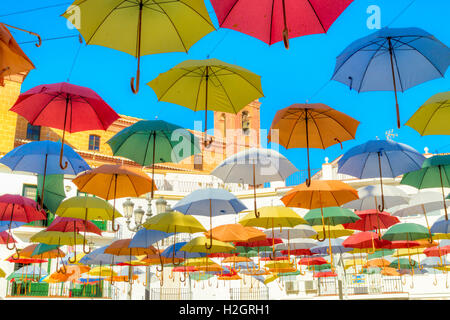 Beaucoup de parapluies suspendues au-dessus de la place du village de Torrox Pueblo de la Costa del Sol Espagne Banque D'Images