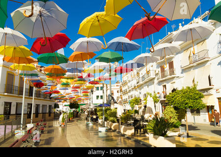 Beaucoup de parapluies suspendues au-dessus de la place du village de Torrox Pueblo de la Costa del Sol Espagne Banque D'Images