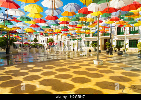 Beaucoup de parapluies suspendues au-dessus de la place du village de Torrox Pueblo de la Costa del Sol Espagne Banque D'Images