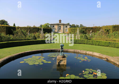 L'étang et la maison du jardinier, jardin clos à Castle Howard Banque D'Images