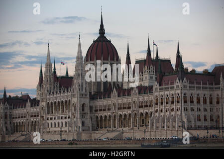 Bâtiment du Parlement hongrois, l'un des plus anciens édifices législatifs, vu du Danube, Budapest, Hongrie Banque D'Images
