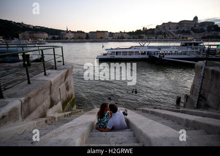 Le partage d'un couple baiser romantique sur les bords du Danube, Budapest, Hongrie Banque D'Images