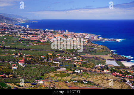 Vue sur la vallée de la Orotava, le Mont Teide et Puerto de la Cruz, Tenerife, Canaries, Espagne Banque D'Images