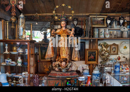 Stand avec des objets antiques, Madonna avec son enfant, Auer Dult, Munich, Bavière, Allemagne Banque D'Images