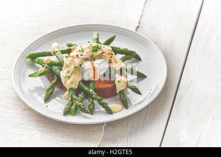 Oeuf poché et asperges sur pain grillé avec sauce hollandaise Banque D'Images