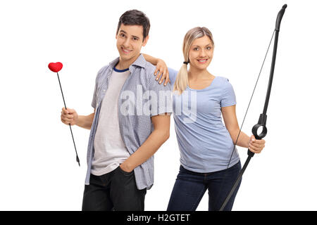 Heureux couple posant avec une flèche d'amour et un arc isolé sur fond blanc Banque D'Images