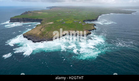 Hags Head, les falaises, les fortes vagues, falaises de Moher, comté Clare, Irlande, Océan Atlantique Banque D'Images